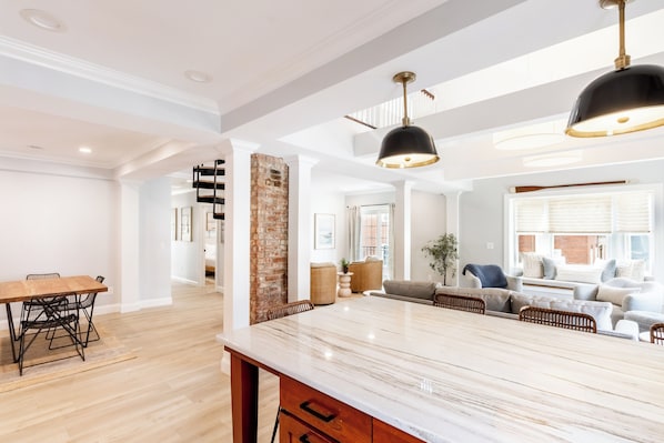 奢華樓中樓客房, 3 間臥室, 獨立浴室 | 私人廚房 | 電冰箱、微波爐、烤箱、爐台