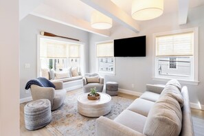 Luxury Loft, 3 Bedrooms, Ensuite | Living area - The Newport Lofts - 410 Thames Street (Newport)