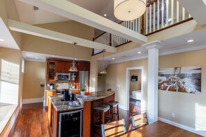 Luxury Loft, 3 Bedrooms, Balcony, City View | Private kitchen