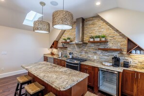 Luxury Loft, 3 Bedrooms, Fireplace | Private kitchen | Fridge, microwave, oven, stovetop - The Newport Lofts - 546 Thames Street (Newport)