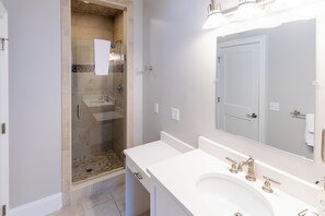 Loft de lujo, 2 habitaciones, baño privado | Baño | Ducha, artículos de higiene personal gratuitos y secador de pelo