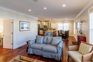 Loft superluxo, 2 quartos, suíte | Área de estar | TV de tela plana