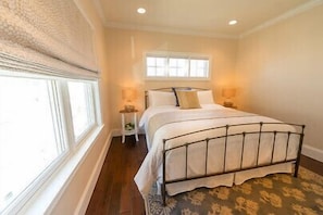 Premium bedding, down comforters, iron/ironing board, free WiFi - The Newport Lofts - 546 Thames Street (Newport)