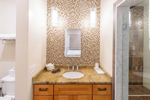 Luxury Loft, 3 Bedrooms, Fireplace | Bathroom | Shower, free toiletries, hair dryer, towels