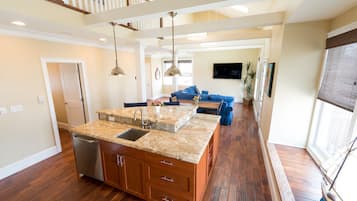 Luxury Loft, 3 Bedrooms, Balcony, City View | Private kitchen | Fridge, microwave, oven, stovetop