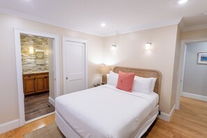 1 bedroom, premium bedding, down duvets, individually decorated - The Newport Lofts - 548 Thames Street (Newport)