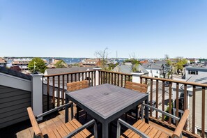 Condo Cao cấp, 3 phòng ngủ, ban công, quang cảnh cảng | Ban công