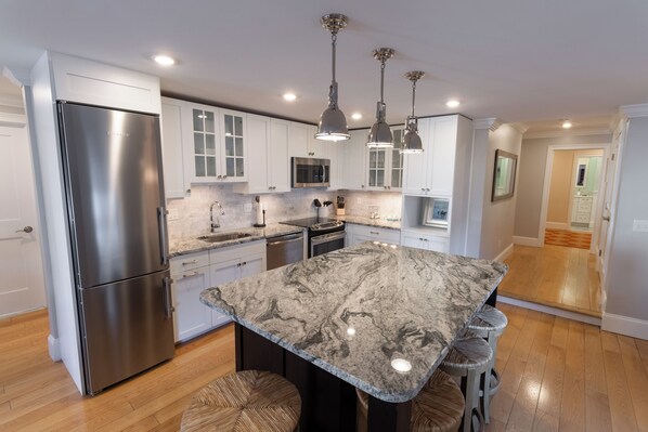 Appart'hôtel Luxe, 2 chambres, cheminée | Cuisine privée | Réfrigérateur, micro-ondes, four, plaque de cuisson