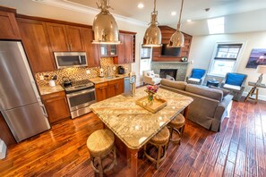 Fridge, microwave, oven, stovetop - The Newport Lofts - 548 Thames Street (Newport)