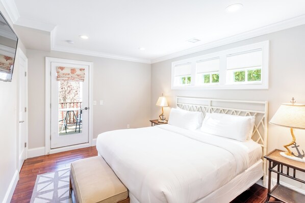 Condo Cao cấp, 3 phòng ngủ, ban công, quang cảnh cảng | 1 phòng ngủ, bộ đồ giường cao cấp, chăn bông, trang trí khác biệt