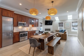Appart'hôtel Luxe, 3 chambres, balcon, vue port | Cuisine privée | Réfrigérateur, micro-ondes, four, plaque de cuisson