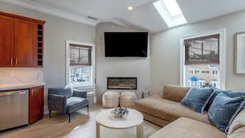 Luxury Condo, 3 Bedrooms, Balcony, Harbour View | Living area | Flat-screen TV