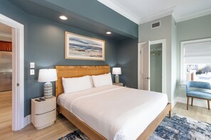 Apartamento de lujo, 3 habitaciones, balcón, vistas al puerto | 1 dormitorio, ropa de cama de alta calidad, edredones de plumas