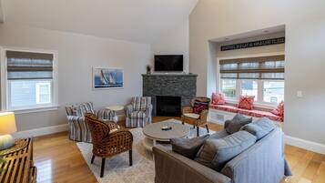 Luxury House, 3 Bedrooms, Balcony | Living area