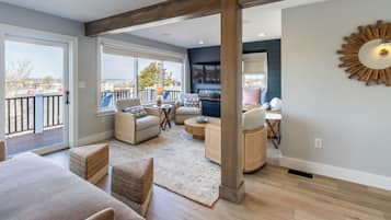 Luxury Condo, 3 Bedrooms, Fireplace, Harbour View | Living area