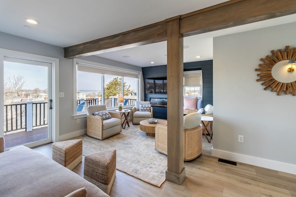 Luxury Condo, 3 Bedrooms, Fireplace, Harbor View | Living area | Flat-screen TV
