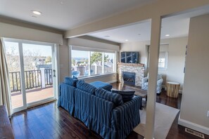 Appart'hôtel Luxe, 3 chambres, cheminée, vue port | Coin séjour | Télévision à écran plat