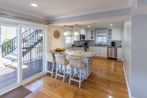 Appart'hôtel Luxe, 2 chambres, balcon | Cuisine privée | Réfrigérateur, micro-ondes, four, plaque de cuisson