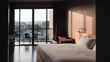 Escritorio, cortinas blackout y wifi gratis