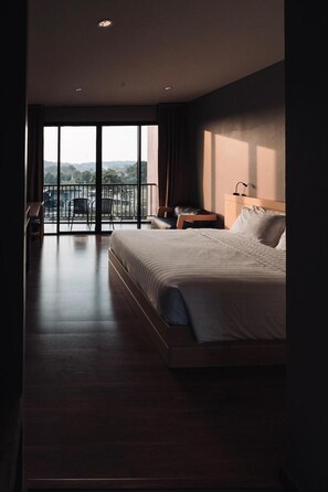 Desk, blackout drapes, free WiFi - Riverawan Hotel - SHA Extra Plus (Chanthaburi)