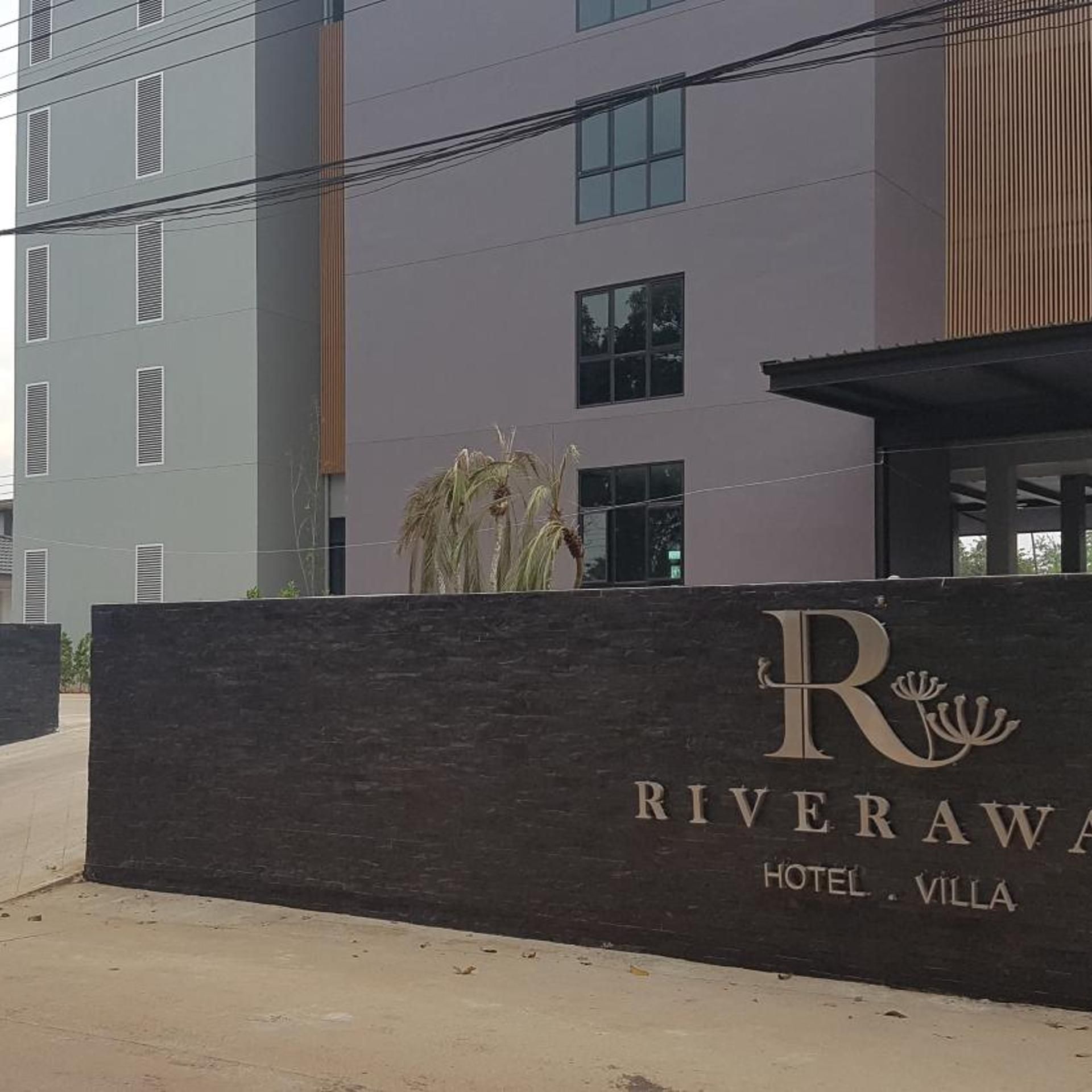 Indicador d'hotel amb un logotip i el nom 'Riveraw Hotel Villa'.