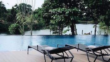 Utendørsbasseng og solsenger