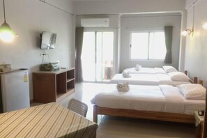 Bàn, màn/rèm cản sáng, truy cập Internet không dây miễn phí 