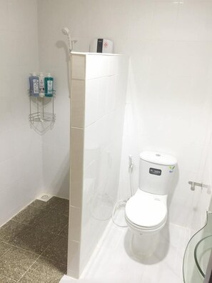 Buồng tắm vòi sen, đồ dùng nhà tắm miễn phí 