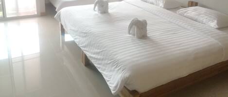 办公桌、遮光窗帘、免费 WiFi