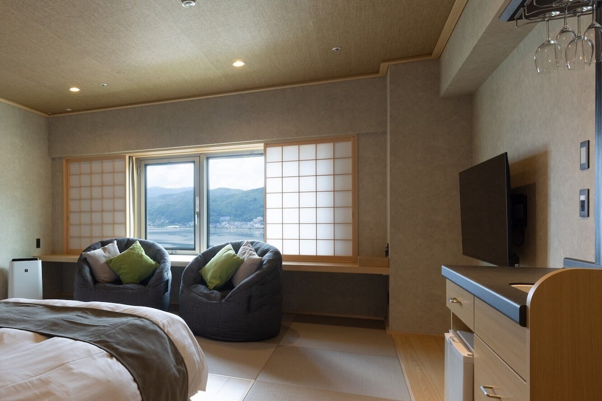 書桌、筆電工作空間、免費無線上網、床單