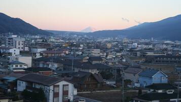 Un barrio residencial con casas, una calle y una montaña al fondo.