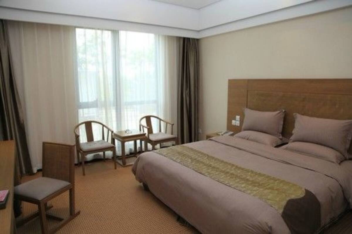 Minibar, brankas, meja kerja, dan tirai kedap cahaya