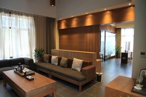 Minibar, in-room safe, desk, blackout curtains - Louguan Yinxiang Hotel Xi'an (Xi'an)