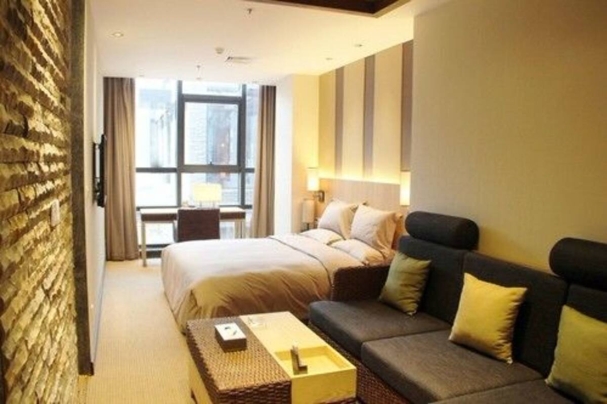 Kamar Bisnis | Minibar, brankas, meja kerja, dan tirai kedap cahaya