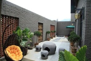 Minibar, in-room safe, desk, blackout curtains - Louguan Yinxiang Hotel Xi'an (Xi'an)