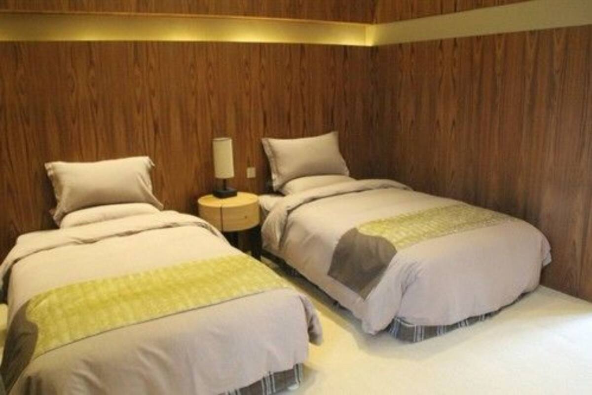 Minibar, brankas, meja kerja, dan tirai kedap cahaya