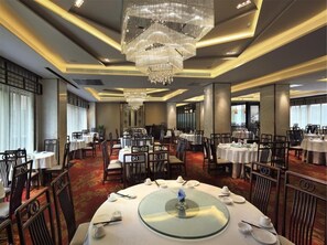 2 か所のレストラン : 朝食、ランチ、ディナーに営業