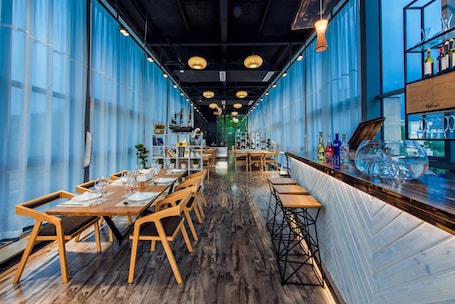 Breakfast, lunch and dinner served