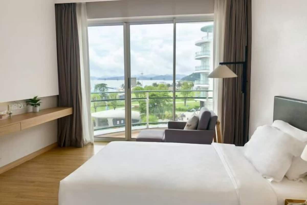 Hochwertige Bettwaren, Minibar, Zimmersafe, Schreibtisch