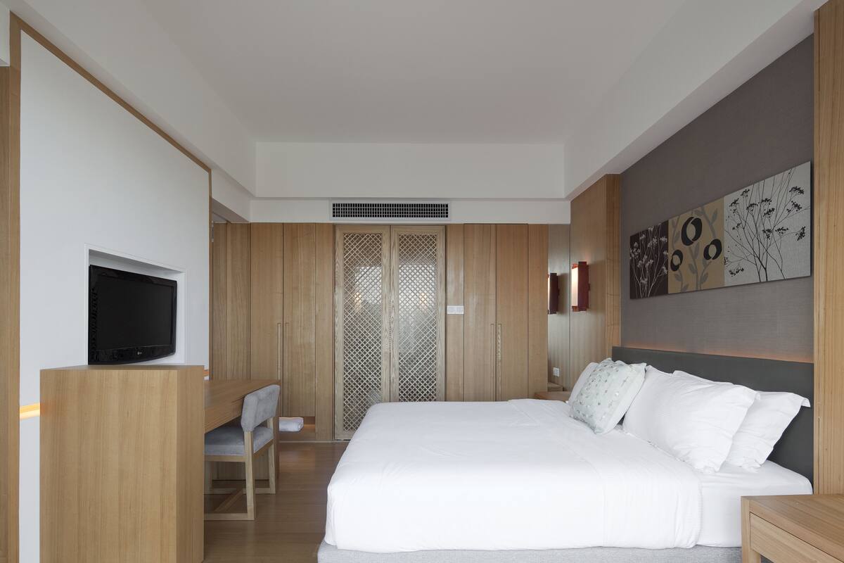 Deluxe Sea View Suite | Premium bedding, minibar, in-room safe, desk