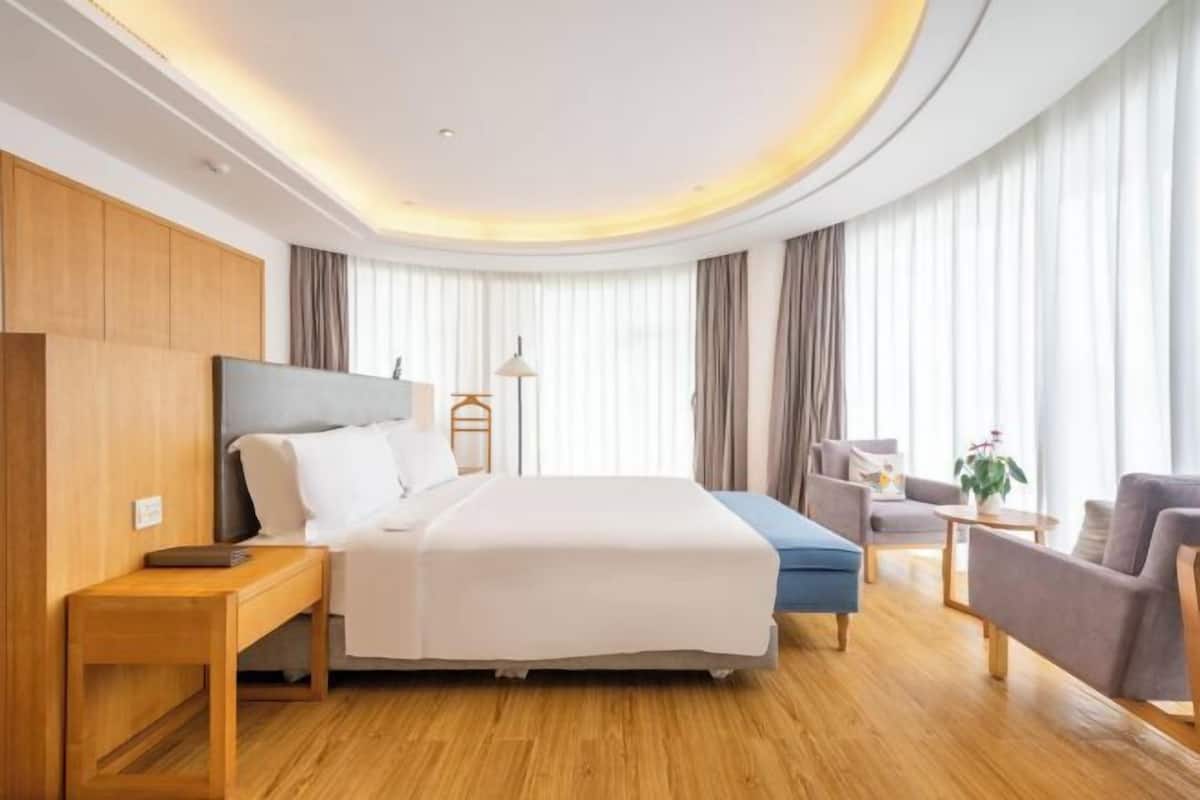 Premium bedding, minibar, in-room safe, desk