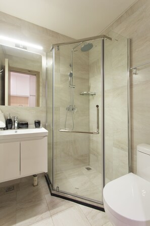 Deluxe-Zimmer, 1 Schlafzimmer | Badezimmer | Dusche, kostenlose Toilettenartikel, Haartrockner, Bademäntel