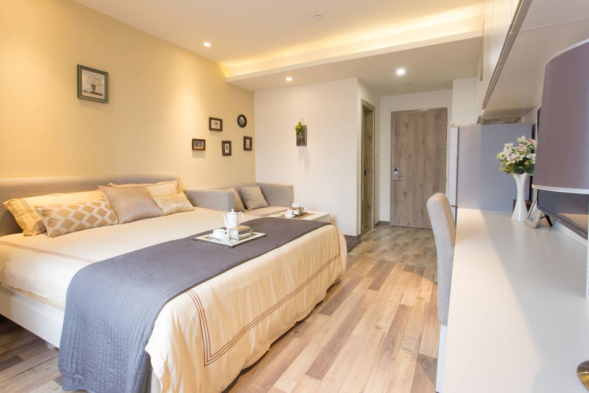 Estudio ejecutivo | Ropa de cama de alta calidad, escritorio y cortinas blackout