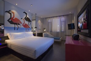 Flamingo Room | Minibar, desk, blackout curtains, iron/ironing board