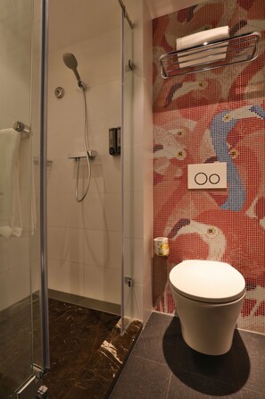 Flamingo Room | Bathroom | Shower, free toiletries, hair dryer, slippers