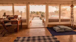 A tented room with a desk, chair, and a view of the outdoors. - SUJÁN The Serai, Jaisalmer - Relais & Chateaux (Jaisalmer)