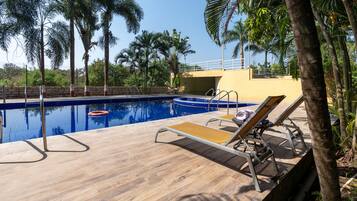 حمّام سباحة خارجي