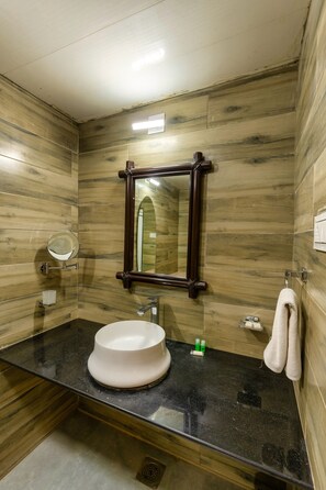 Cottage Superior | Phòng tắm | Buồng tắm vòi sen, đồ dùng nhà tắm miễn phí, khăn tắm 