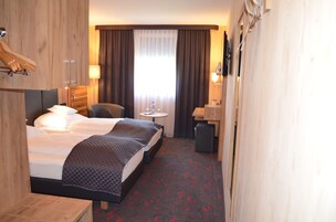 Ropa de cama de alta calidad y caja de seguridad en la habitación 