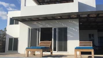 Piscine extérieure, chaises longues